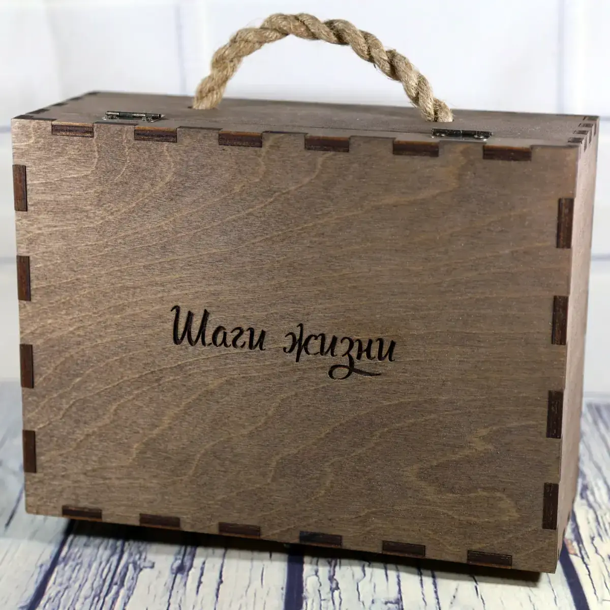 Коробка (чемодан) с ручкой и замком 2