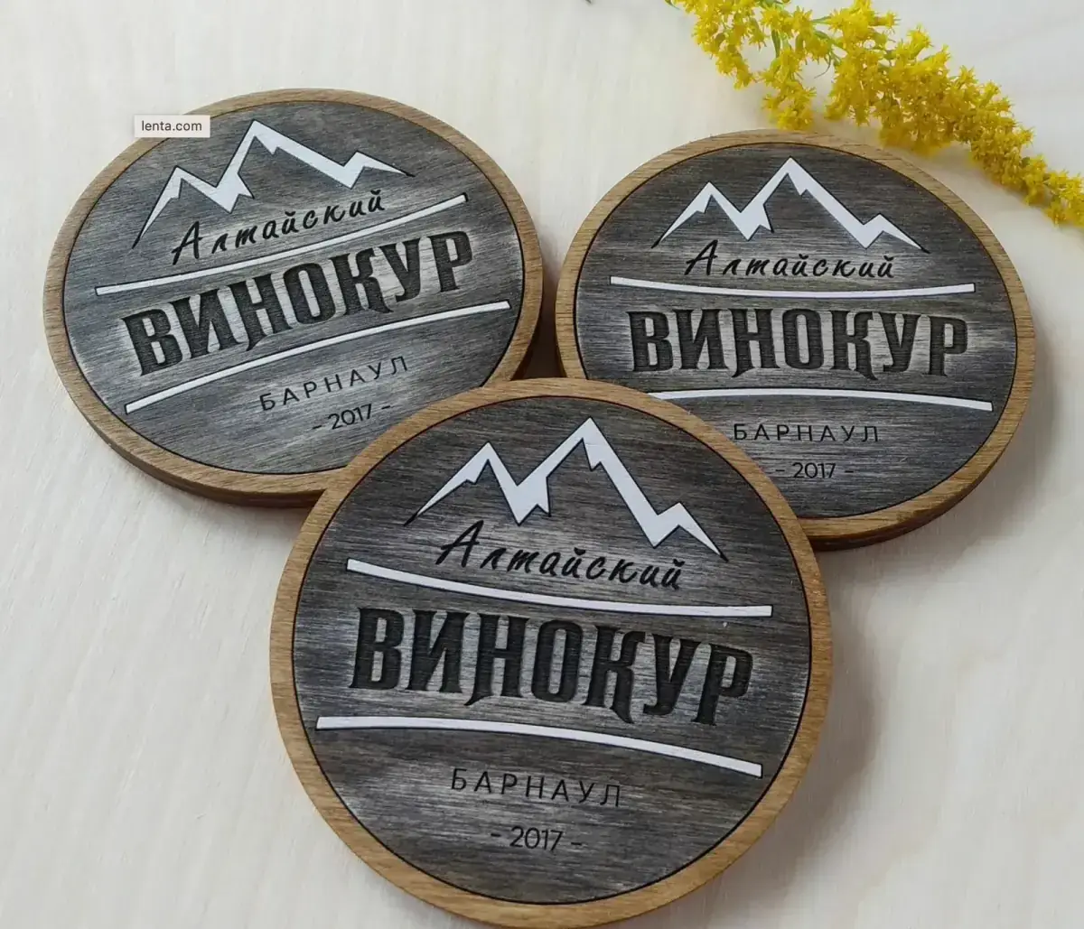Магнит с логотипом из дерева двухцветный с лазерной гравировкой на заказ